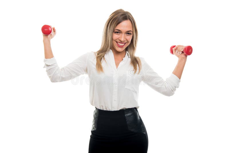 Portret piękna biznesowa kobieta trzyma dwa ono uśmiecha się i dumbbells zdjęcia stock Portret piękna biznesowa kobieta trzyma dwa ono uśmiecha się i dumbbells zdjęcia stock