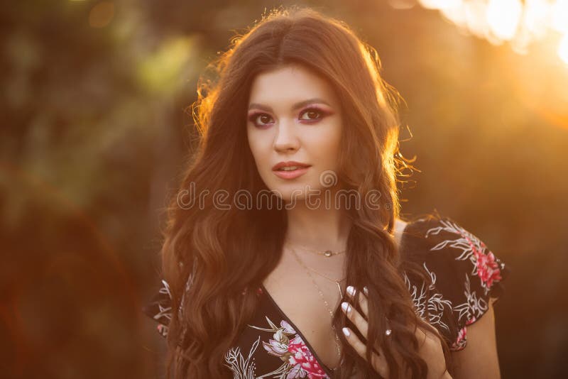 Portret piękna brunetki dziewczyna z falistym zdjęcia royalty free Portret piękna brunetki dziewczyna z falistym zdjęcia royalty free