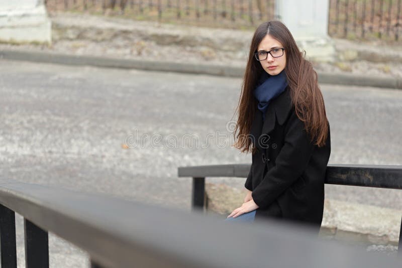 Portret piękna dziewczyna w szkłach na naturze zdjęcie stock Portret piękna dziewczyna w szkłach na naturze zdjęcie stock