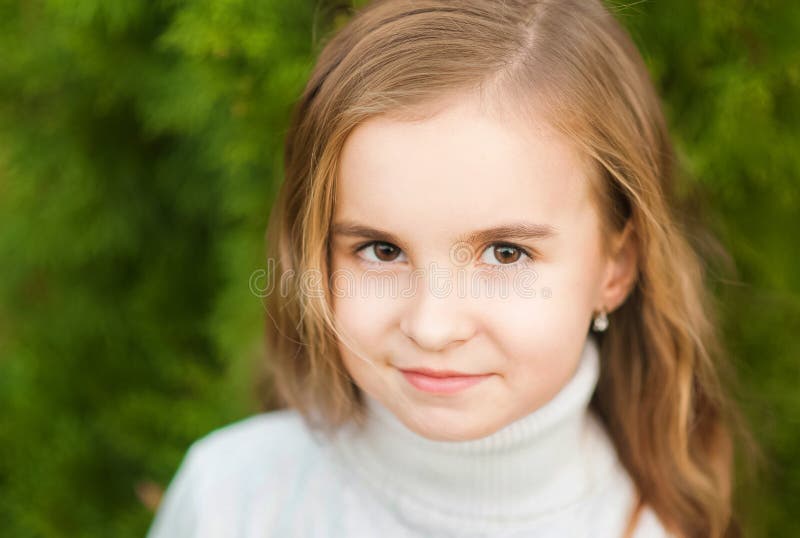 Portret piękna mała dziewczynka w górę puloweru na tle zielony textural naturalny tło wewnątrz obraz stock Portret piękna mała dziewczynka w górę puloweru na tle zielony textural naturalny tło wewnątrz obraz stock