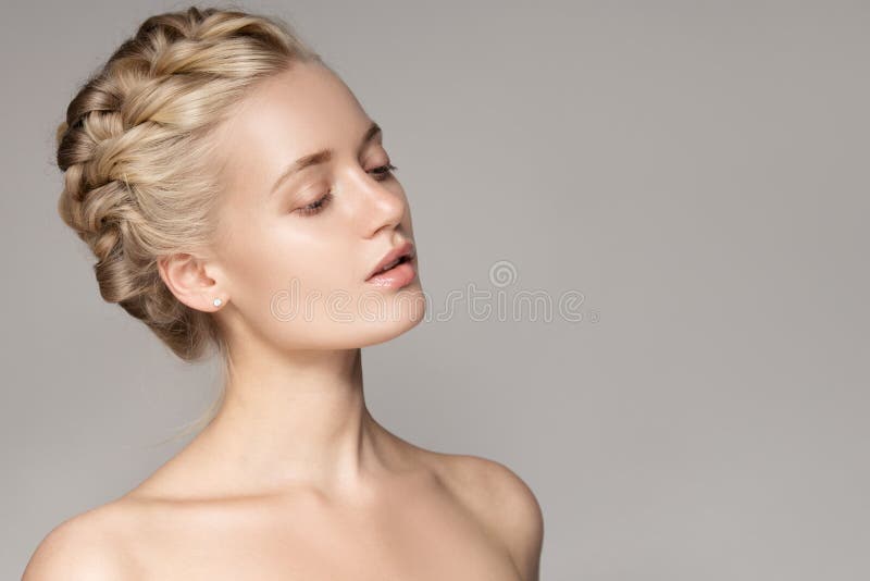 Portret Piękna Młoda Blond kobieta Z warkocz korony Hairs