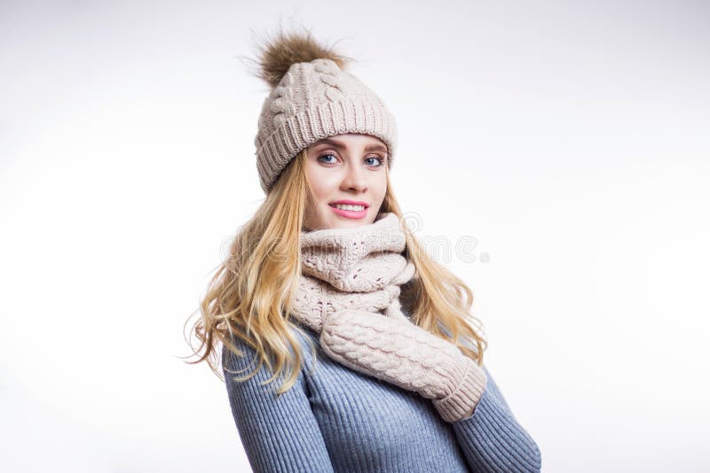 Portret piękna młoda blondynki kobieta jest ubranym ciepłego trykotowego pulower, kapelusz, szalika i mitynki na białym tle, obrazy stock Portret piękna młoda blondynki kobieta jest ubranym ciepłego trykotowego pulower, kapelusz, szalika i mitynki na białym tle, obrazy stock
