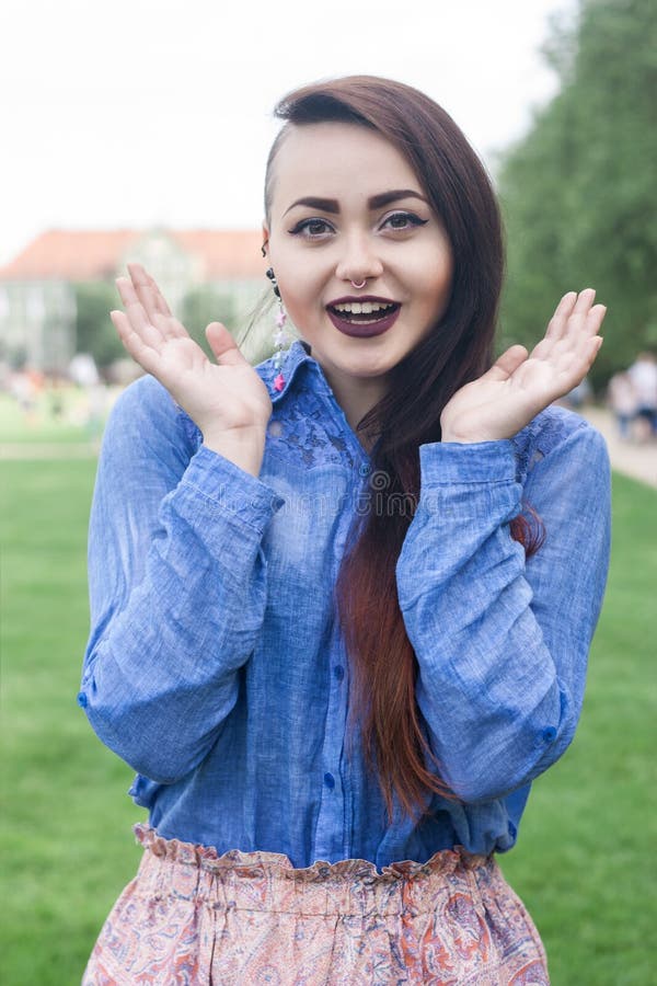 Portret piękna młoda brunetka w parku obrazy stock Portret piękna młoda brunetka w parku obrazy stock