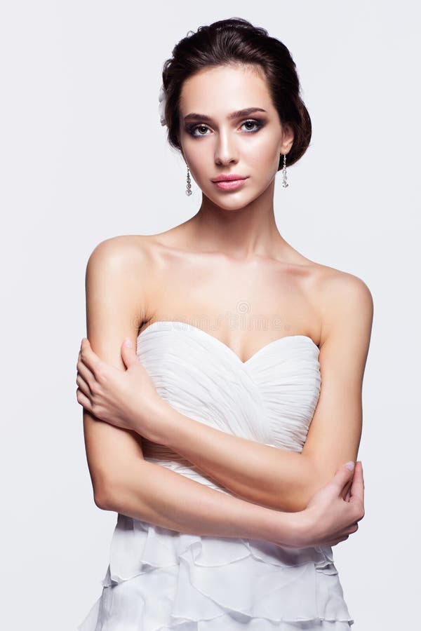 Portret piękna młoda brunetki kobiety panna młoda w białym Weddin zdjęcia royalty free Portret piękna młoda brunetki kobiety panna młoda w białym Weddin zdjęcia royalty free