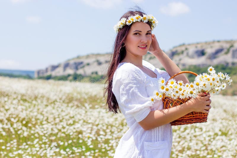 Portret piękna młoda kobieta w chamomile polu Szczęśliwej dziewczyny zbierackie stokrotki Dziewczyna odpoczywa w polu chamomile S obrazy royalty free Portret piękna młoda kobieta w chamomile polu Szczęśliwej dziewczyny zbierackie stokrotki Dziewczyna odpoczywa w polu chamomile S obrazy royalty free