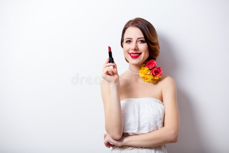 Portret piękna młoda kobieta z pomadką na cudownym zdjęcia royalty free Portret piękna młoda kobieta z pomadką na cudownym zdjęcia royalty free