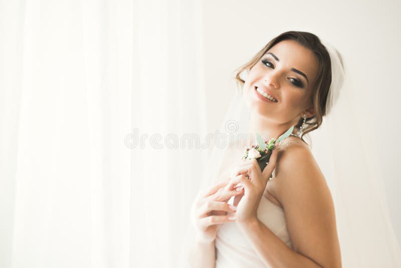 Portret piękna panna młoda z mody przesłoną przy ślubnym rankiem zdjęcia royalty free Portret piękna panna młoda z mody przesłoną przy ślubnym rankiem zdjęcia royalty free