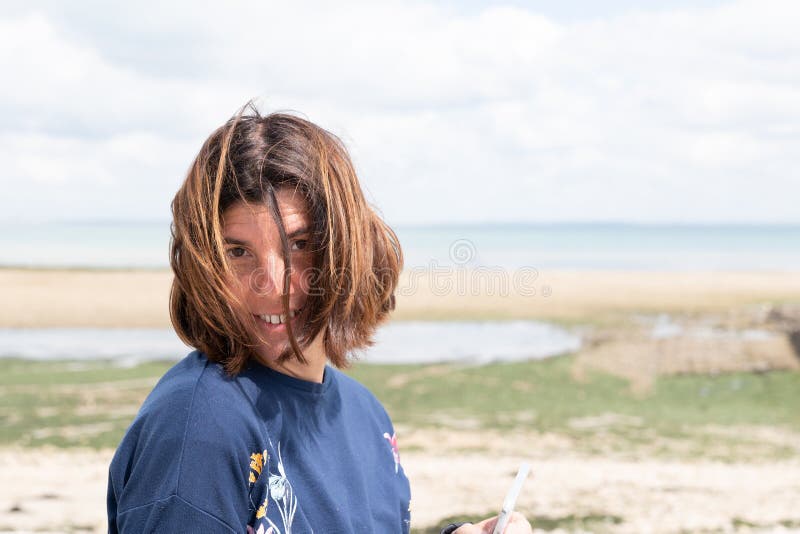 Portret piękna 40 roczniaka brunetki kobieta na sieć sztandaru szablonie na dennej stronie obrazy royalty free