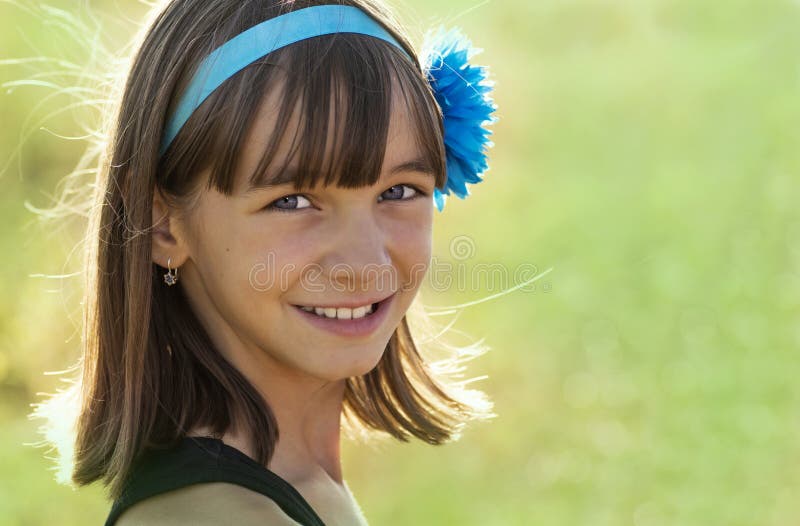 Portret piękna uśmiechnięta nastoletnia dziewczyna Europejski pojawienie z dekoracją na ciemnym włosy w polu zdjęcie royalty free Portret piękna uśmiechnięta nastoletnia dziewczyna Europejski pojawienie z dekoracją na ciemnym włosy w polu zdjęcie royalty free