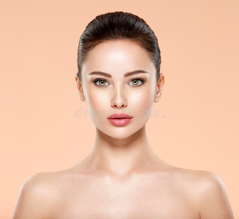 Portret pięknej młodej brunetki z czystą twarzą Twarz zamykająca młodą dorosłą kobietę z czystą świeżą skórą zdjęcia stock