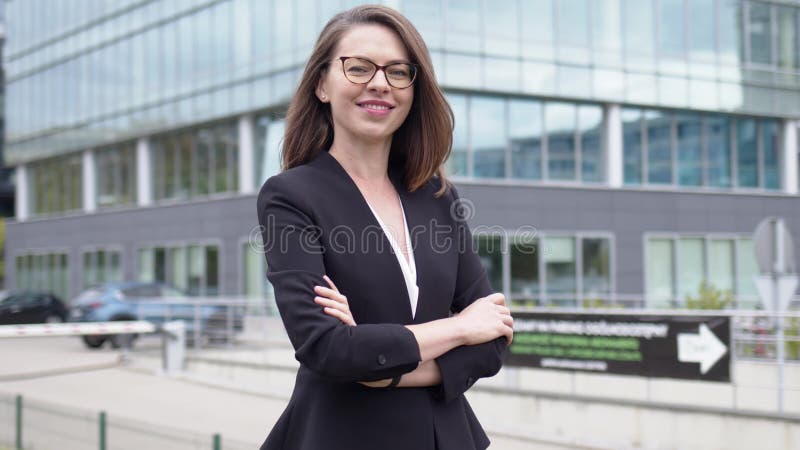 Portret pięknej, pewnej kobiety, patrzącej w kamerę