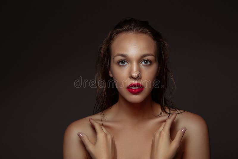 Portret pięknej, stylowej kobiety wyizolowanej na ciemnym tle studio zdjęcie stock