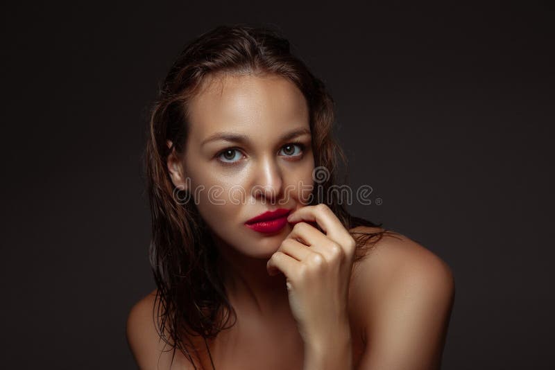 Portret pięknej, stylowej kobiety wyizolowanej na ciemnym tle studio zdjęcia stock