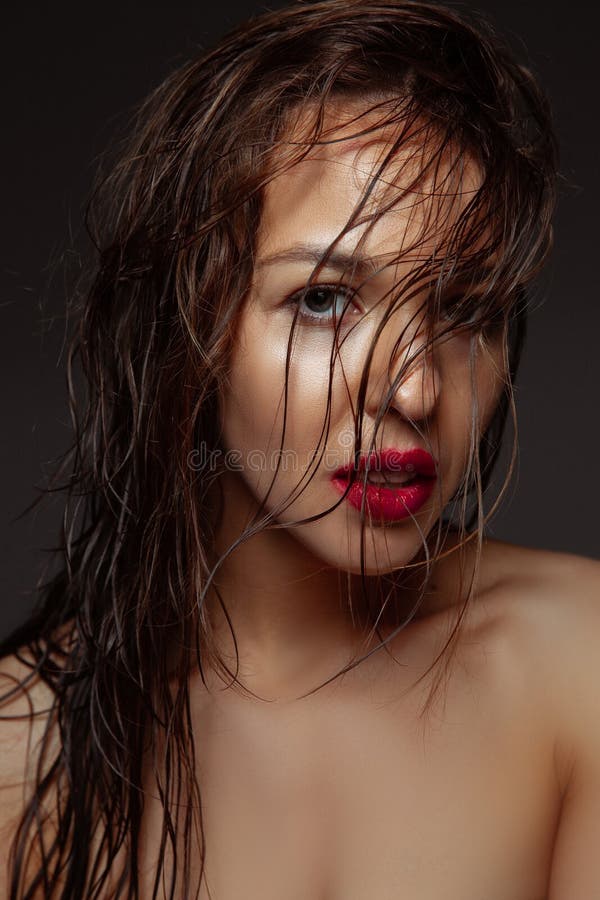 Portret pięknej, stylowej kobiety wyizolowanej na ciemnym tle studio fotografia stock