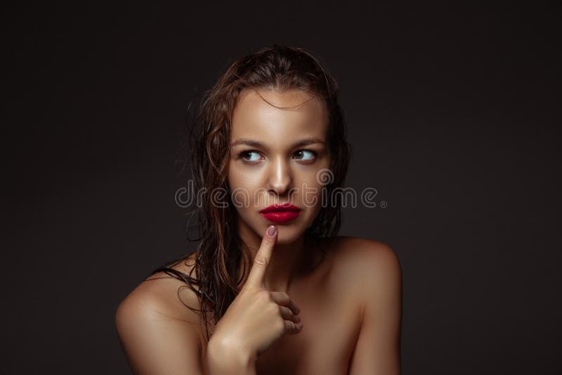 Portret pięknej, stylowej kobiety wyizolowanej na ciemnym tle studio obrazy royalty free