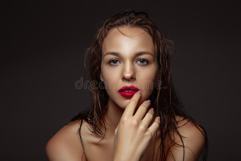 Portret pięknej, stylowej kobiety wyizolowanej na ciemnym tle studio fotografia stock