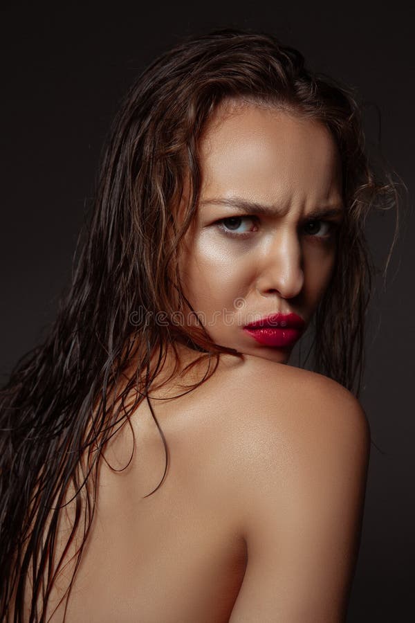 Portret pięknej, stylowej kobiety wyizolowanej na ciemnym tle studio obraz stock