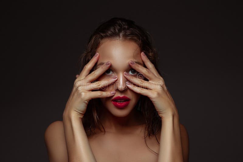 Portret pięknej, stylowej kobiety wyizolowanej na ciemnym tle studio zdjęcia royalty free