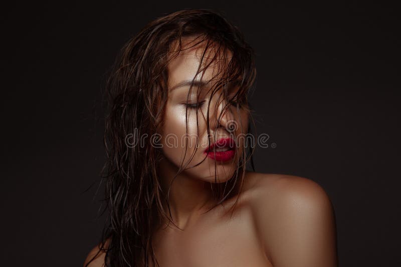 Portret pięknej, stylowej kobiety wyizolowanej na ciemnym tle studio fotografia royalty free