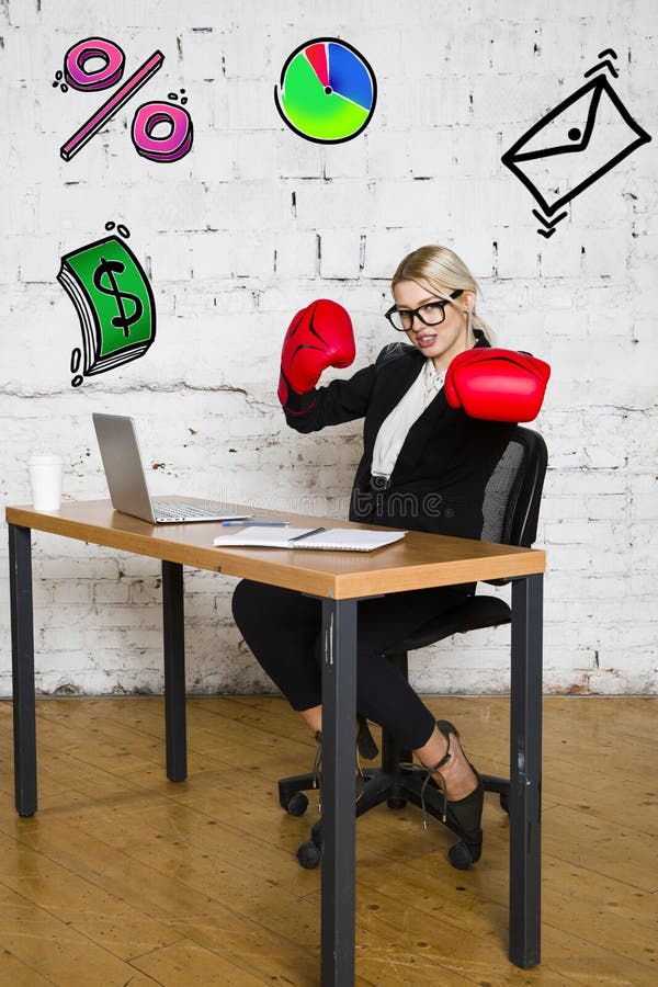 Portret piękny młody bizneswoman jest ubranym białą koszula i kostium czarny główkowanie i pojęcia prowadzenia domu posiadanie kl obrazy stock Portret piękny młody bizneswoman jest ubranym białą koszula i kostium czarny główkowanie i pojęcia prowadzenia domu posiadanie kl obrazy stock