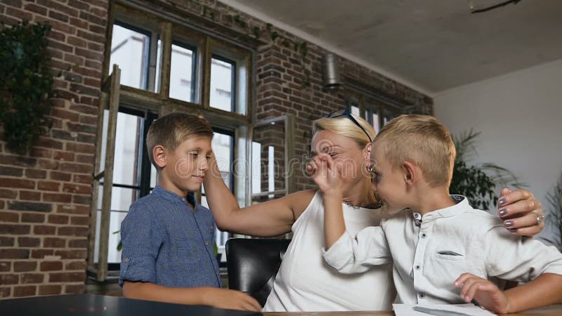 Portret piękny w średnim wieku bizneswoman który przytulenie i dawać z palmami pięć jej wnuki przy końcówką zbiory