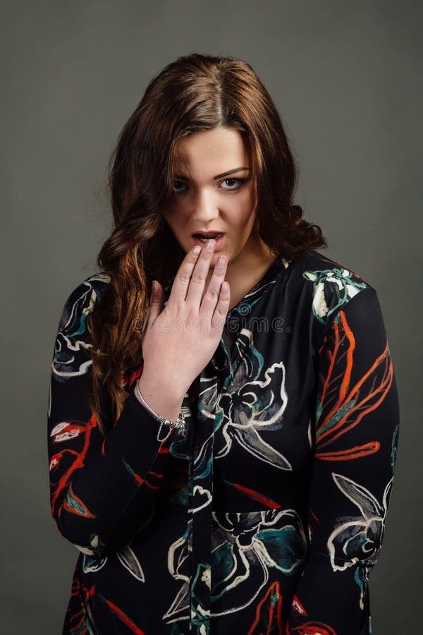 Portret plus de vette vrouw van de groottemannequin op grijze studioachtergrond, te zwaar vrouwelijk lichaam royalty-vrije stock foto Portret plus de vette vrouw van de groottemannequin op grijze studioachtergrond, te zwaar vrouwelijk lichaam royalty-vrije stock foto