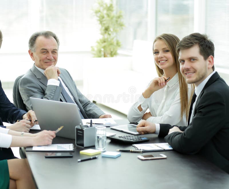 Portret pomyślna biznes drużyna w miejscu pracy zdjęcia stock Portret pomyślna biznes drużyna w miejscu pracy zdjęcia stock