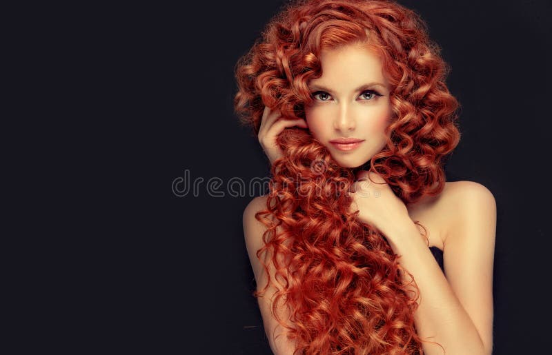 Portret potomstwa, atrakcyjni potomstwa modeluje z nieprawdopodobnym zwartym, długim, kędzierzawym czerwonym włosy, Frizzy włosy zdjęcia stock Portret potomstwa, atrakcyjni potomstwa modeluje z nieprawdopodobnym zwartym, długim, kędzierzawym czerwonym włosy, Frizzy włosy zdjęcia stock