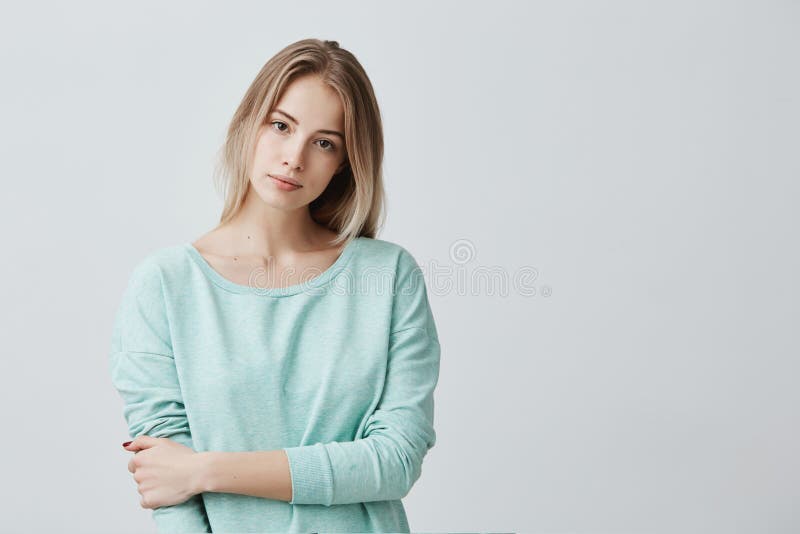 Portret potomstwo czułej blondynki europejska kobieta jest ubranym bławą sleeved patrzeje kamerę z z zdrową skórą zdjęcie royalty free Portret potomstwo czułej blondynki europejska kobieta jest ubranym bławą sleeved patrzeje kamerę z z zdrową skórą zdjęcie royalty free