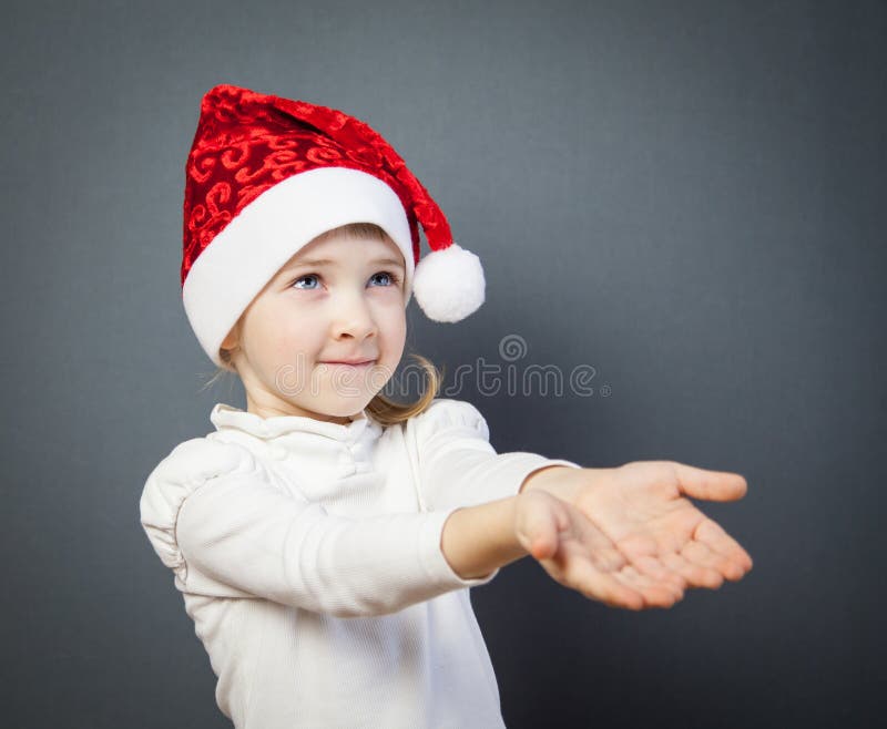 Portret powabna mała dziewczynka w Santa kapeluszu obraz royalty free Portret powabna mała dziewczynka w Santa kapeluszu obraz royalty free