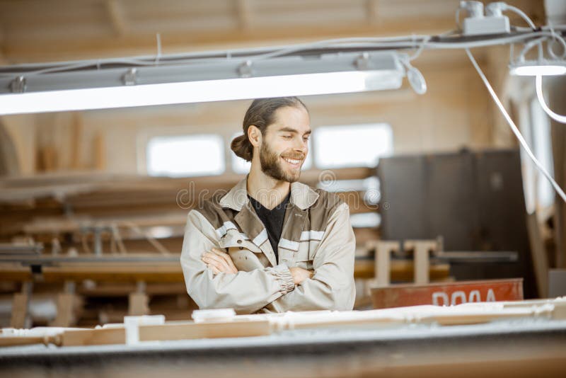 Portret pracownika fizycznego przy produkcji stolarskiej obraz stock