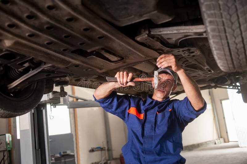 Portret pracuje z narzędziami pod samochodem samochodowy mechanik zdjęcia stock Portret pracuje z narzędziami pod samochodem samochodowy mechanik zdjęcia stock