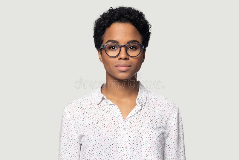 Portret principal: o tânără tânără afro-americană frumoasă în ochelari stock images