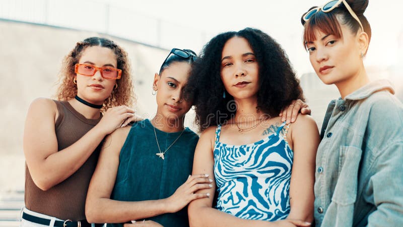 Portret przyjaciółek i miasto moda z ubrania streetwear degy ubrania i pewny siebie kobiety. Fajna grupa i dziewczęta na zewnątrz zdjęcie stock