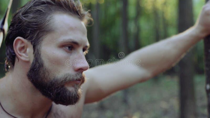 Portret przystojny brodaty mężczyzna z ax w lesie 4K