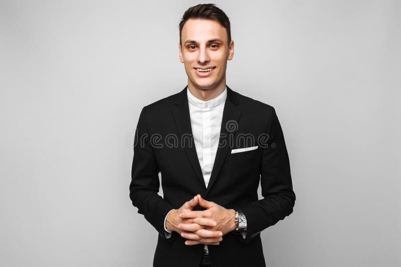 Portret przystojny młody biznesowy mężczyzna, samiec, w klasyku bl fotografia royalty free Portret przystojny młody biznesowy mężczyzna, samiec, w klasyku bl fotografia royalty free
