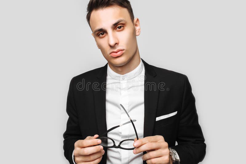 Portret przystojny młody biznesowy mężczyzna, samiec, w klasyku bl zdjęcia stock Portret przystojny młody biznesowy mężczyzna, samiec, w klasyku bl zdjęcia stock