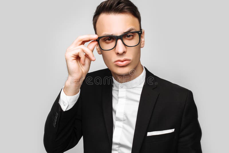 Portret przystojny młody biznesowy mężczyzna, mężczyzna w klasyku bl zdjęcia royalty free Portret przystojny młody biznesowy mężczyzna, mężczyzna w klasyku bl zdjęcia royalty free