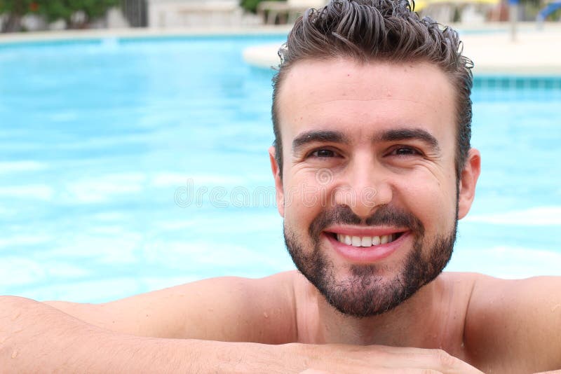 Portret przystojny naturalny mężczyzna w basenie fotografia royalty free Portret przystojny naturalny mężczyzna w basenie fotografia royalty free