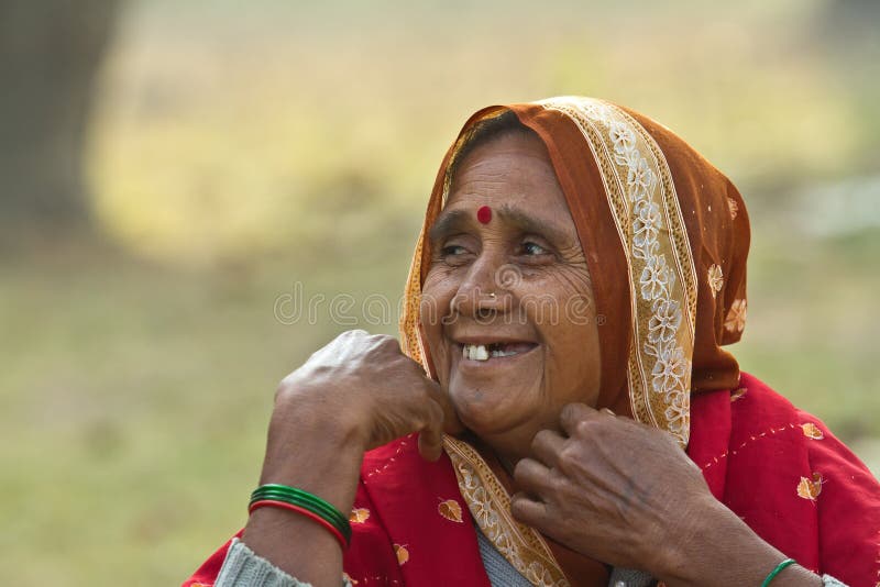 Portret roześmiana Nepalska kobieta zdjęcie stock Portret roześmiana Nepalska kobieta zdjęcie stock