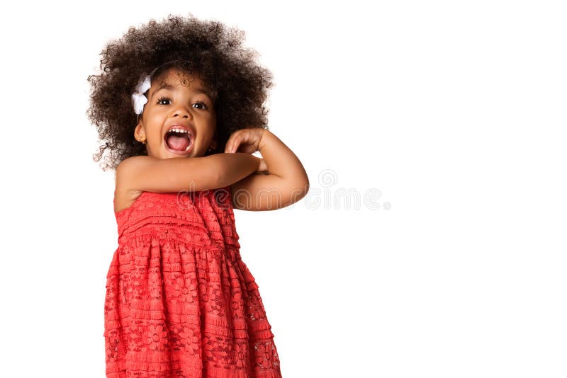 Portret rozochocona amerykanin afrykańskiego pochodzenia mała dziewczynka, odizolowywający z copyspace