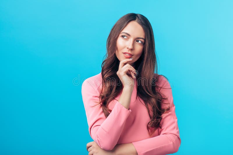 Portret rozważna zastanawia się kobieta patrzeje z ukosa odosobnionego nadmiernego błękitnego tło zdjęcie stock