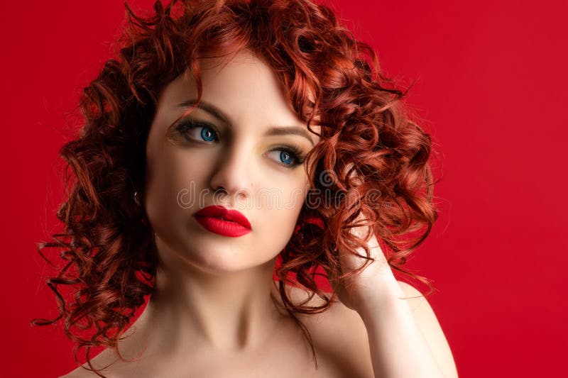 Portret sensuele mooie vrouw met rode haarclose-up royalty-vrije stock fotografie Portret sensuele mooie vrouw met rode haarclose-up royalty-vrije stock fotografie