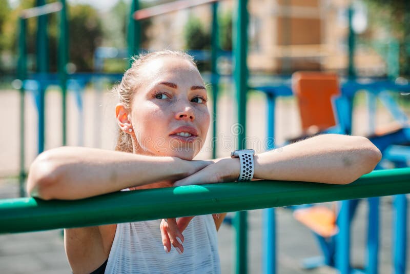 Portret sporty młody seksowny kobiety lata sportów pole obraz stock Portret sporty młody seksowny kobiety lata sportów pole obraz stock