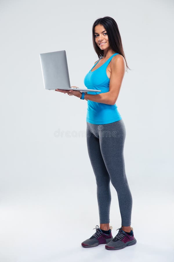 Portret sprawności fizycznej kobieta używa laptop zdjęcia stock Portret sprawności fizycznej kobieta używa laptop zdjęcia stock