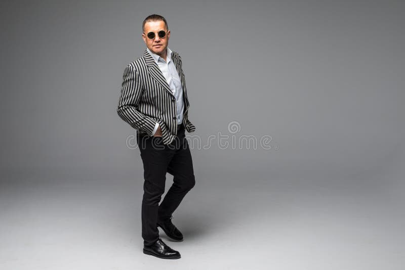 Portret starsza stara biznesowego mężczyzna pozycja jest ubranym ciemnych okulary przeciwsłonecznych odizolowywających na białym zdjęcia royalty free Portret starsza stara biznesowego mężczyzna pozycja jest ubranym ciemnych okulary przeciwsłonecznych odizolowywających na białym zdjęcia royalty free