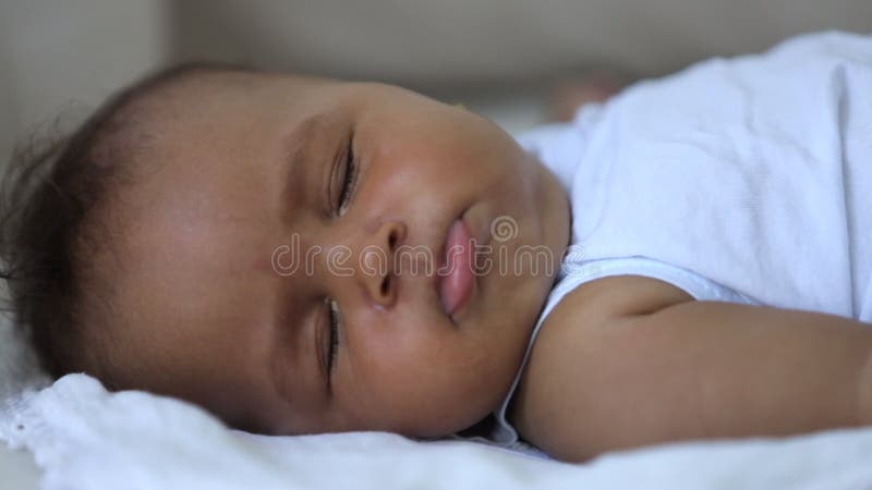 Portret sypialny dziecka z wyścigiem mieszanym. spbi spokojny sen spokojny zamknięcie. małe noworodki