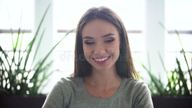 Portret szczęśliwa kobieta z pięknym uśmiechem indoors zbiory wideo