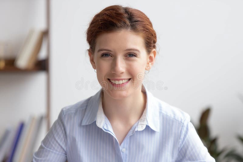 Portret szczęśliwego bizneswomanu fachowy kierownik patrzeje kamerę fotografia stock Portret szczęśliwego bizneswomanu fachowy kierownik patrzeje kamerę fotografia stock