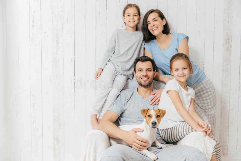 Portret szczęśliwy rodzinny salowy Przystojni ojców chwyty psy, kawaler fotografia stock